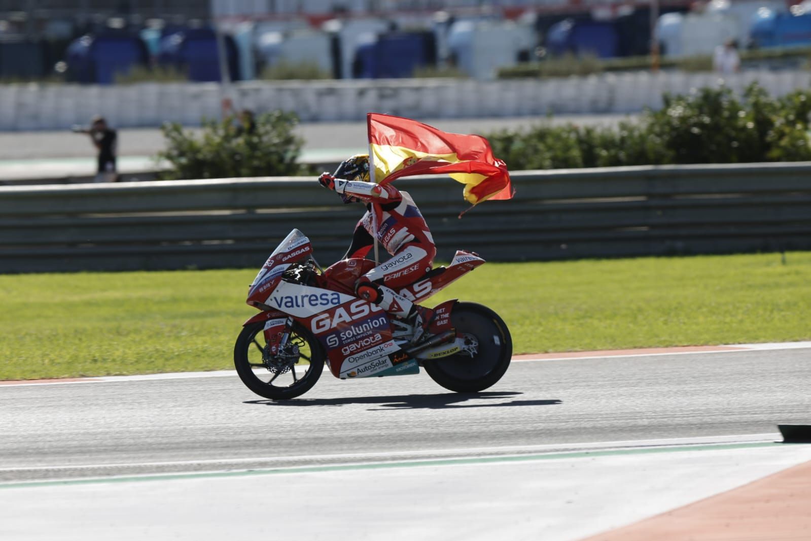 Ambiente en Cheste con las carreras de Moto2 y Moto3