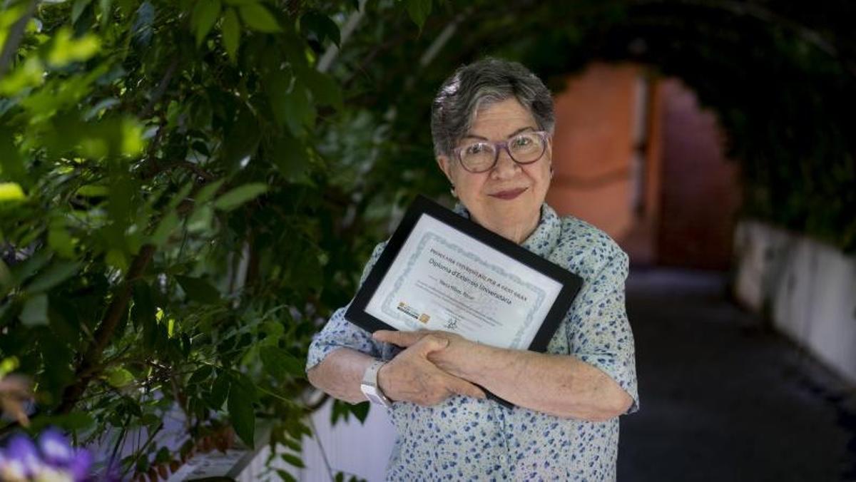 Roser Riera, con su certificado universitario.