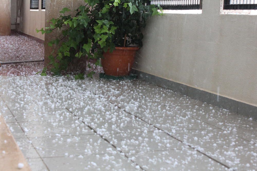 Hagel am Verlagsgebäude der MZ.