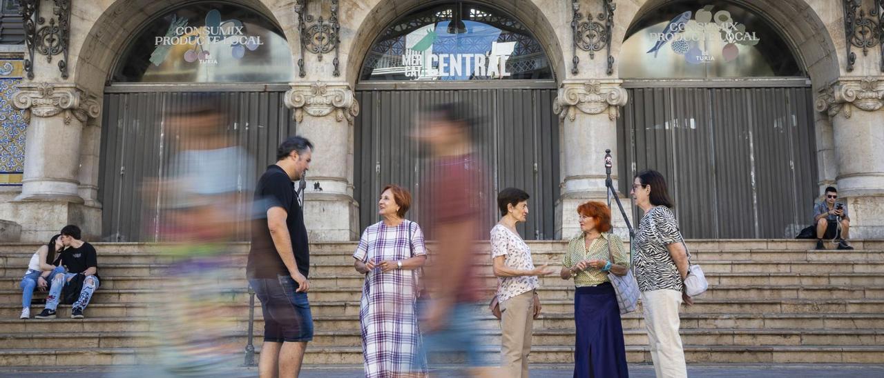 Algunos de los expertos que intervienen en el reportaje (Escrivà, Morant, Cortina, Sevilla y Mas) hablan a las puertas del Mercat Central.