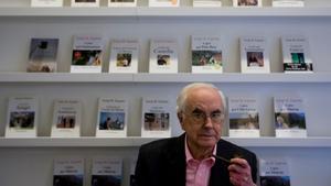 Josep Maria Espinàs, frente a ejemplares de sus viajes a pie en la antigua sede de la editorial La Campana (2009)