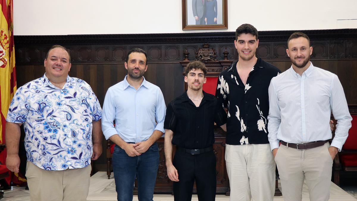 Los ganadores del Fem FUtur con su profesor, el alcalde de Sagunt y el concejal de Educación de Sagunt.