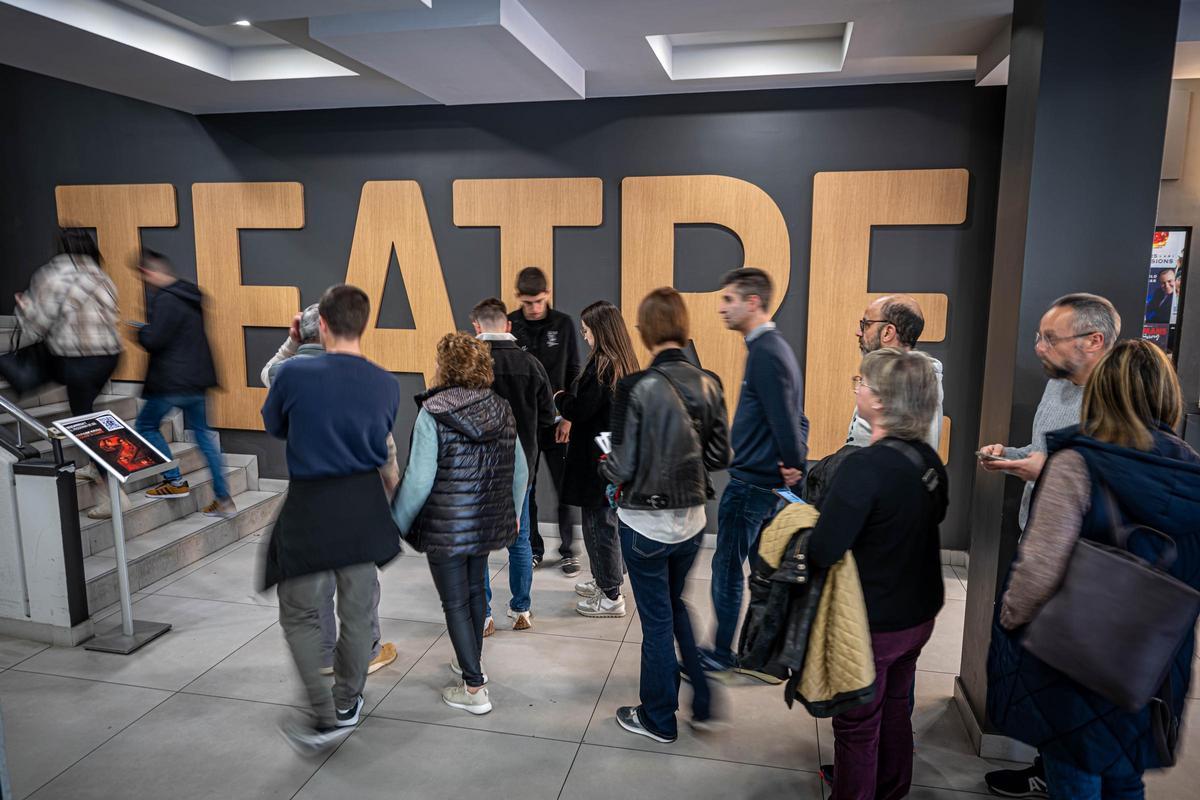 Colas en el Teatre Condal para ver Escape Room 2.