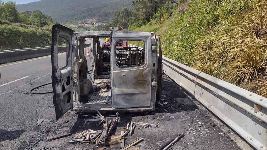 Ferido o condutor dunha furgoneta que ardeu na estrada AG-11 á altura da Pobra