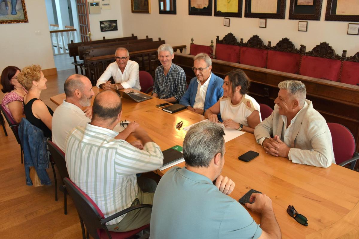 La consejera Catalina García con el alcalde de Tarifa y técnicos municipales, en la reunión mantenida este sábado en el ayuntamiento del Campo de Gibraltar.