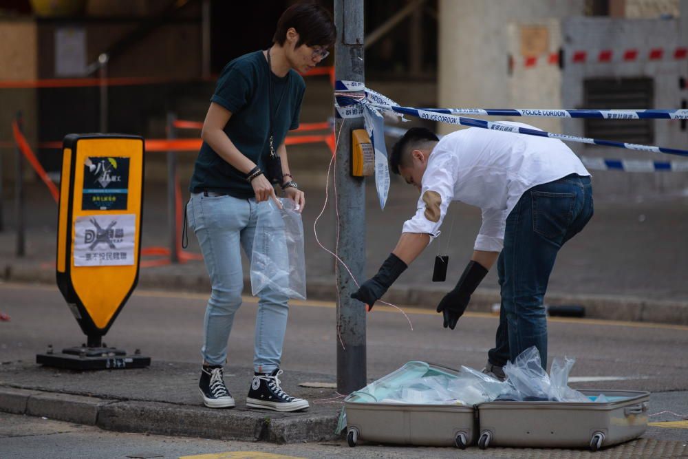 La violencia marcó este lunes una intensa jornada de huelga convocada por el movimiento de protesta hongkonés.