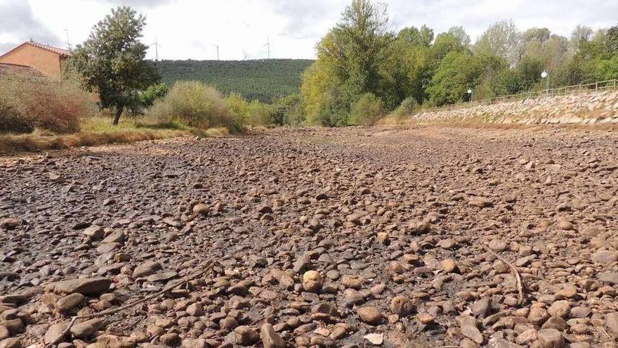 El cauce seco del río Eria en una imagen tomada ayer.