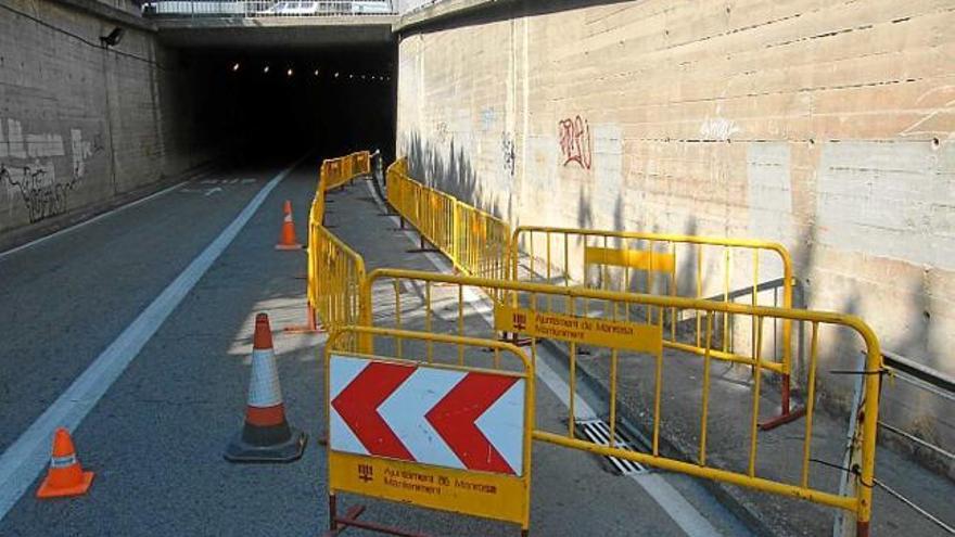 Un cotxe impacta contra una barana a Manresa