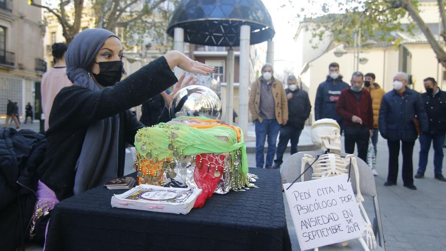 El Circo de la Salud Mental remueve conciencias en el bulevar del Gran Capitán