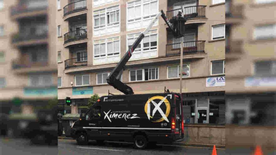 Un camión de la empresa Ximénez revisaba ayer el cableado para la instalación de las luces. // Pablo Osorio