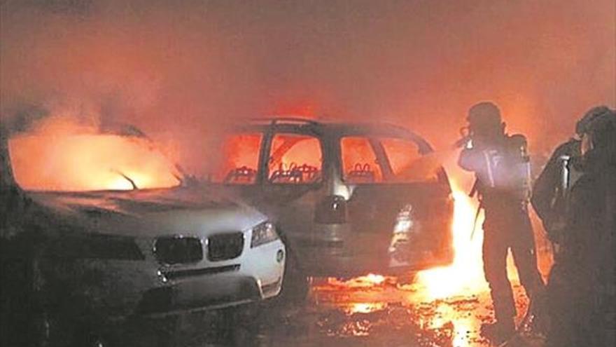 Un nuevo incendio en Almassora calcina dos coches en una parcela