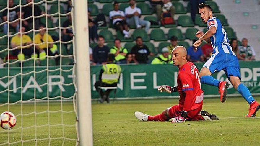 Edu Expósito remata ante el portero del Elche José Juan en el partido del martes del Dépor en el Martínez Valero.