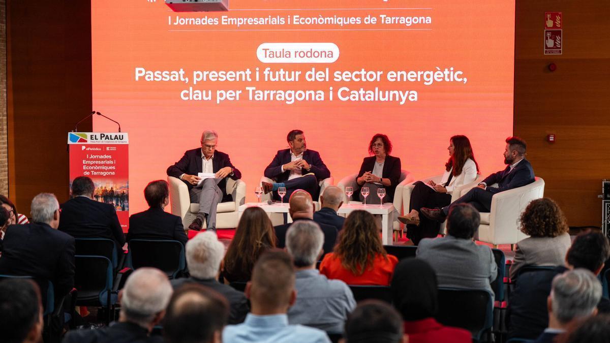 Mesa redonda “Pasado, presente y futuro del sector energético, clave para Tarragona y Catalunya”, con la participación de Raquel Carrasco, Raquel Carrasco, directora general de energía, residuos e industria en Catalunya y Baleares de Veolia; Montserrat Vallverdú, coordinadora de transformación industrial de Repsol en Tarragona; y Jesús Gil Jiménez, director de Hidrógeno de Enagás. El acto está moderado por Martí Saballs, director general de contenidos económicos de Prensa Ibérica.