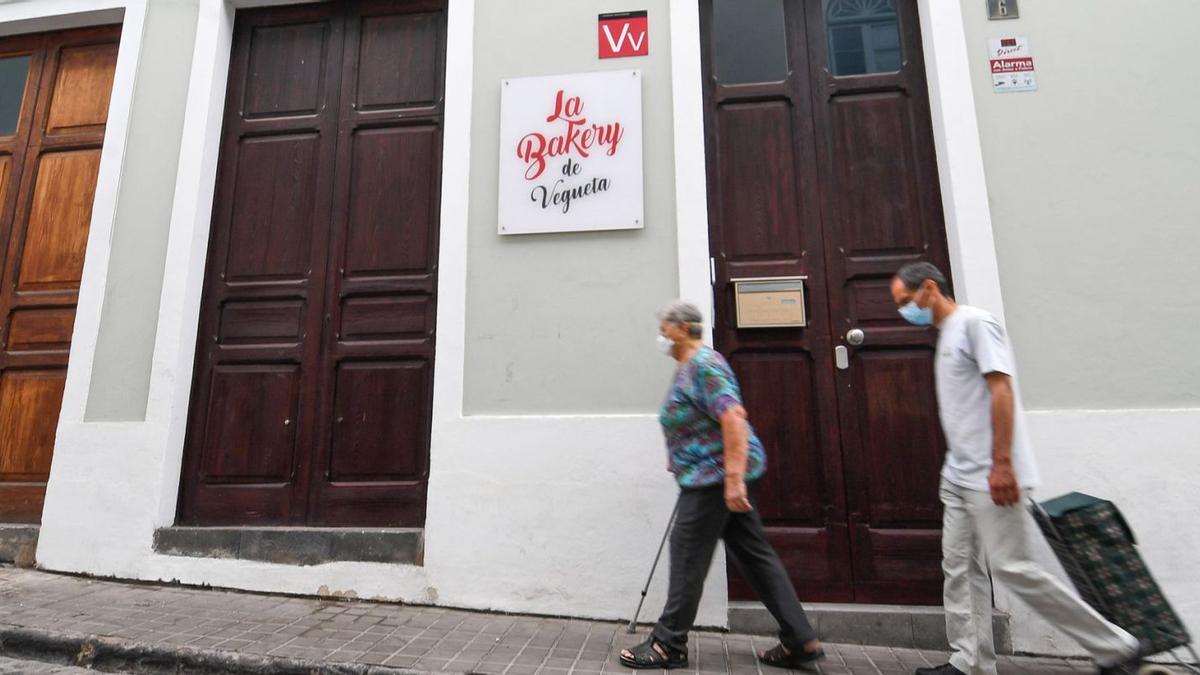 El cartel de vivienda vacacional (Vv) en la entrada de un inmueble del barrio de Vegueta, en Las Palmas de Gran Canaria. | | JUAN CARLOS CASTRO