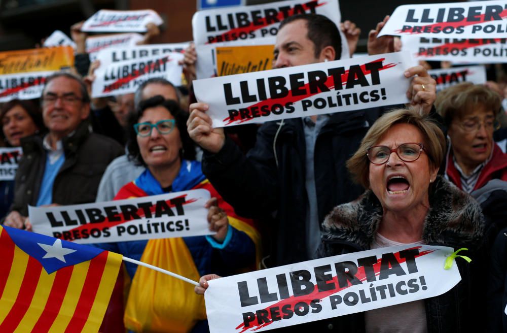 Manifestación en Barcelona para pedir la libertad de los exconsejeros encarcelados y de ''''los Jordis''''