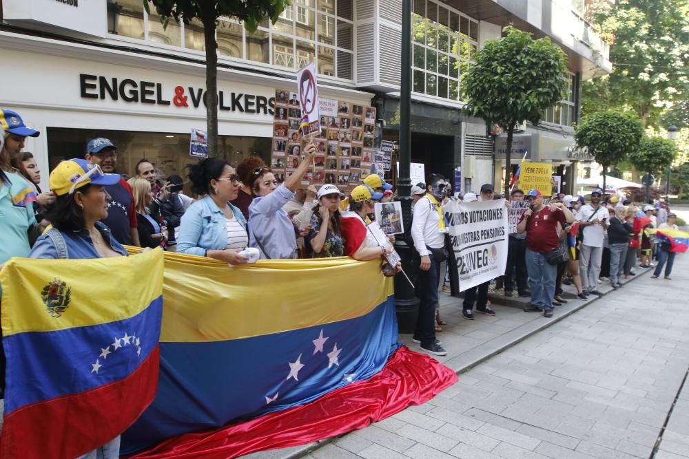 "Venezuela está luchando por su libertad" ha sido una de las consignas que se han leído esta mañana por los pensionistas venezolanos en Vigo.