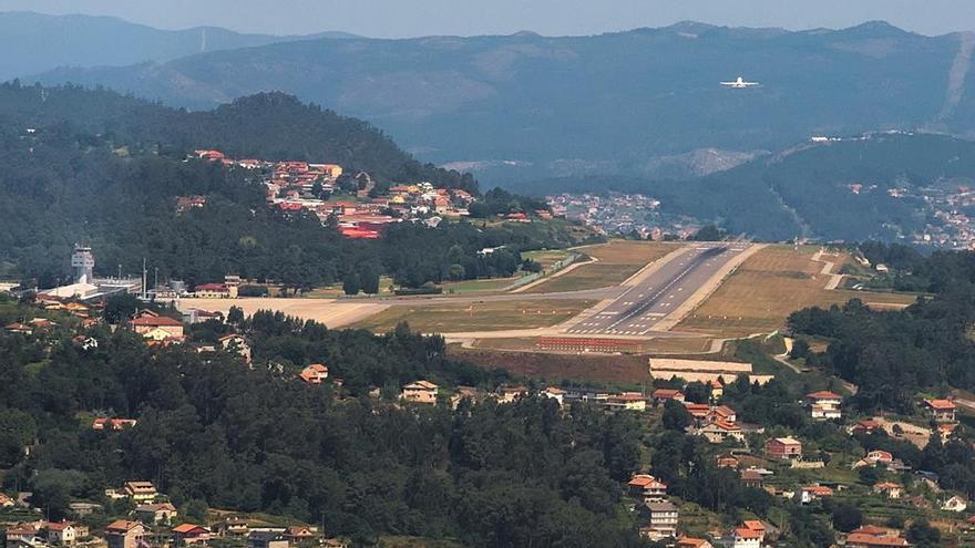 Vista aérea del aeropuerto de Peinador desde un avión aterrizando por la cabecera sur.