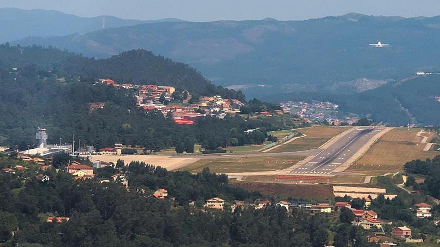 Vista aérea del aeropuerto de Peinador desde un avión aterrizando por la cabecera sur.