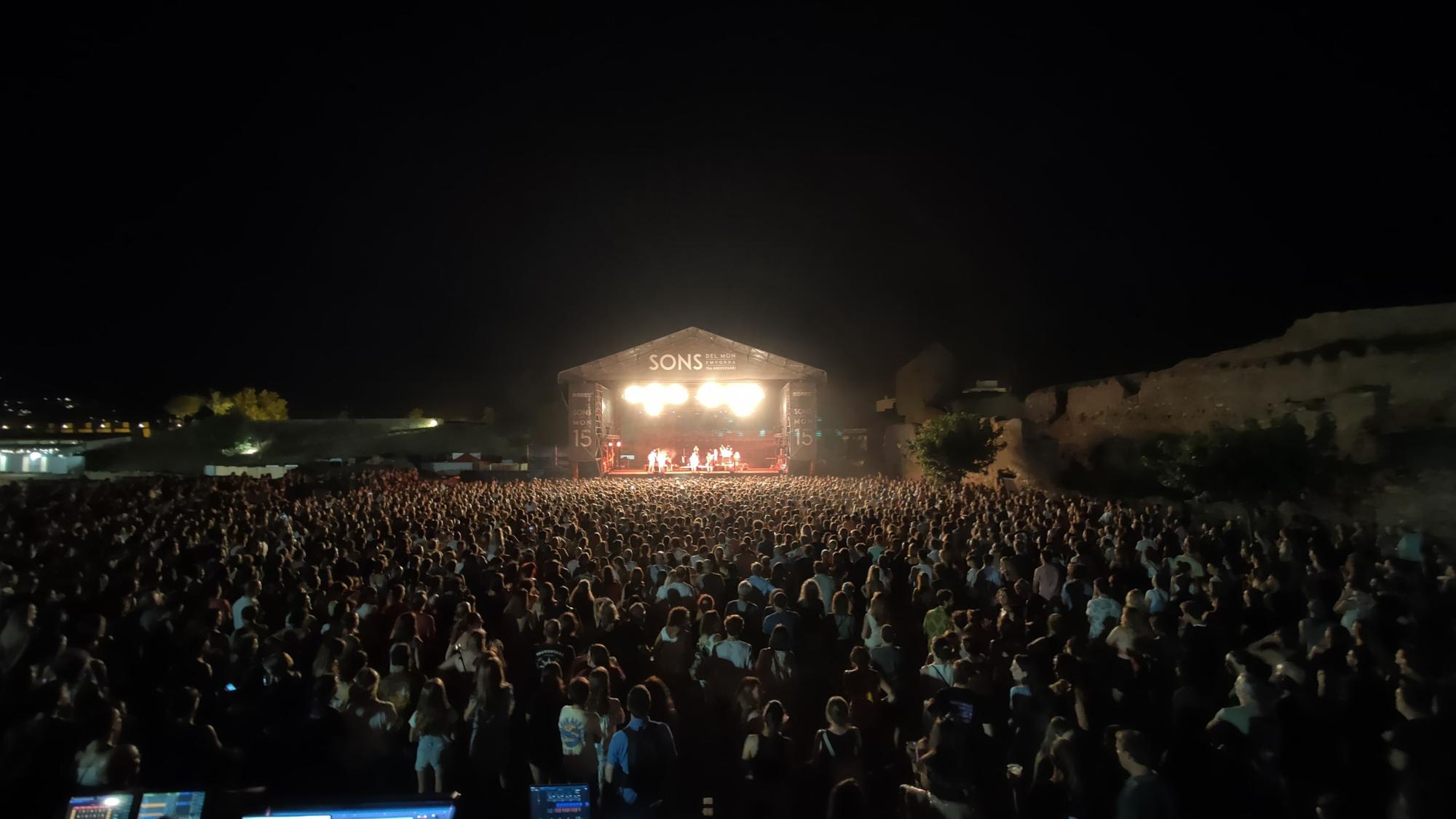 Oques Grasses desborda la Ciutadella de Roses per celebrar el seu desè aniversari