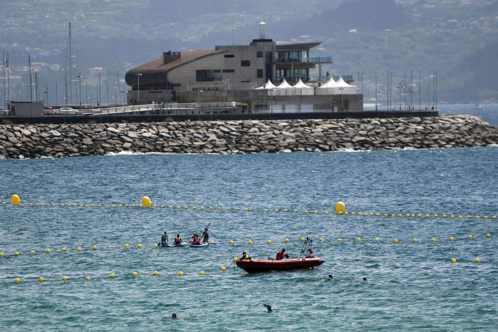 Socorren a un yate encallado en las balizas de Silgar