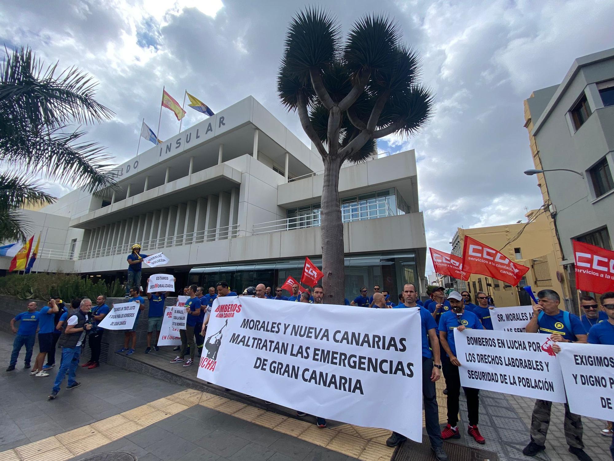 Los bomberos protestan ante el Cabildo de Gran Canaria