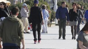 Gente caminando por el paseo de Samil.