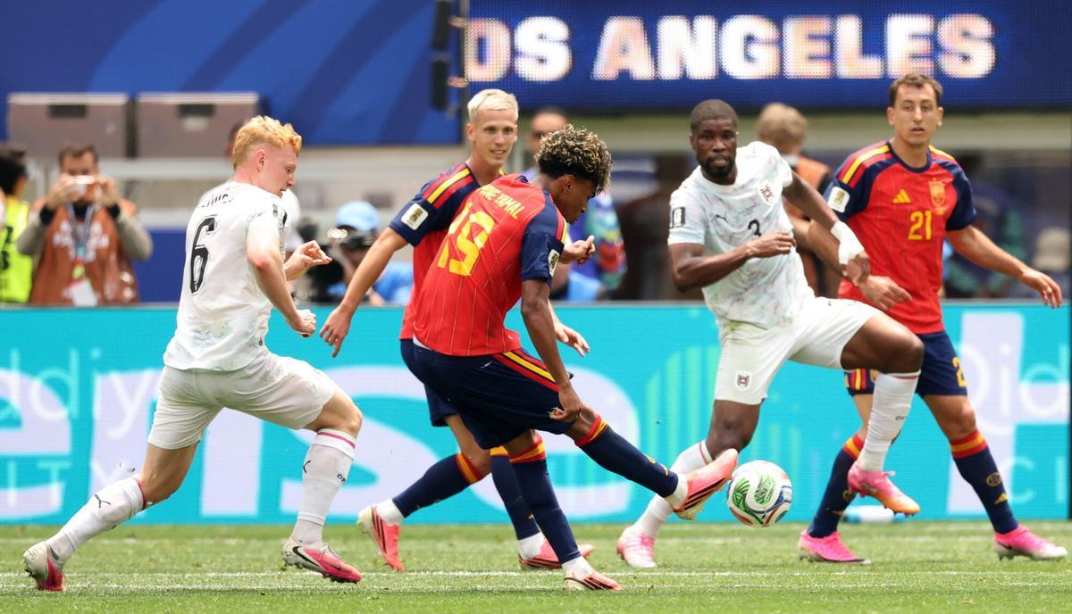 Lamine intenta un disparo contra Austria en dieciseisavos del Mundial.