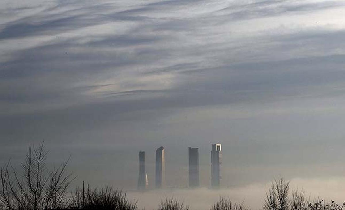 La boira que ha cobert part de Madrid aquest matí, i que ha obligat a cancel·lar vols a Barajas, es retalla contra les quatre torres del passeig de la Castellana, des d’Aravaca, a la sortida de la ciutat per l’A-6.