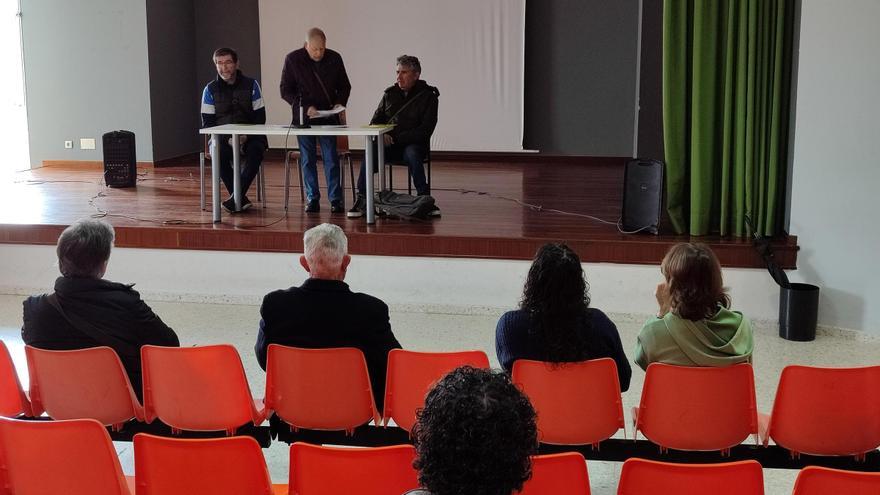 Un momento de la asamblea de comuneros celebrada ayer en la Casa do Pobo de Beluso.
