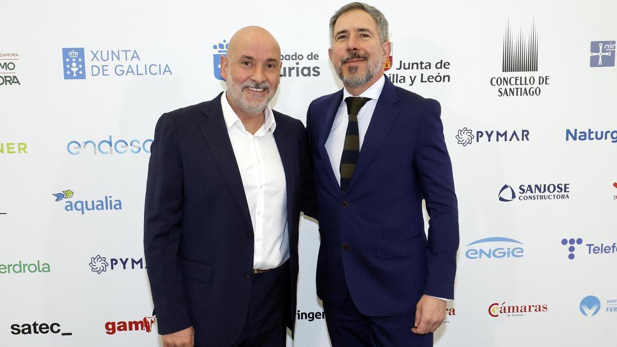 El director general de Vitrasa, Carlos Lozano, y el director comercial de Prensa Ibérica en Galicia, Pedro Costa.