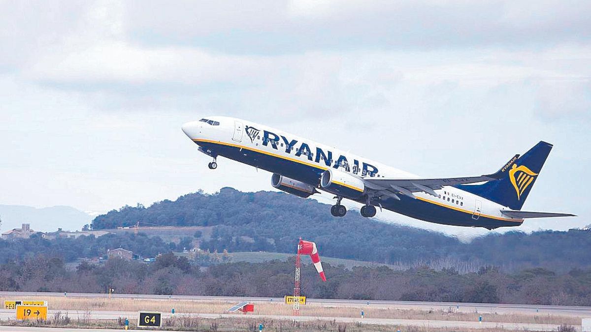 Un avió de Ryanair a les pistes de l'aeroport de Girona.