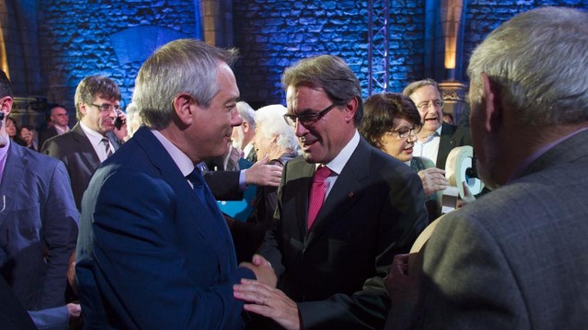 Artur Mas y Pere Navarro, en una entrega de premios en octubre del 2013.