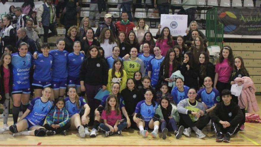 Un gran Lobas Oviedo, con el apoyo de un grupo de aficionados del club Basti-Baza, acaba cediendo ante el potente Málaga en la Liga Guerreras Iberdrola (25-23)