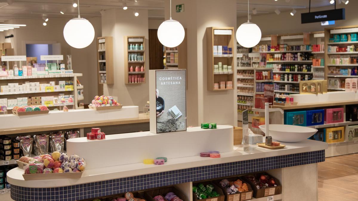 Interior del nuevo modelo de tienda Clarel, abierto en Zaragoza, en la avenida Fernando El Católico 27.