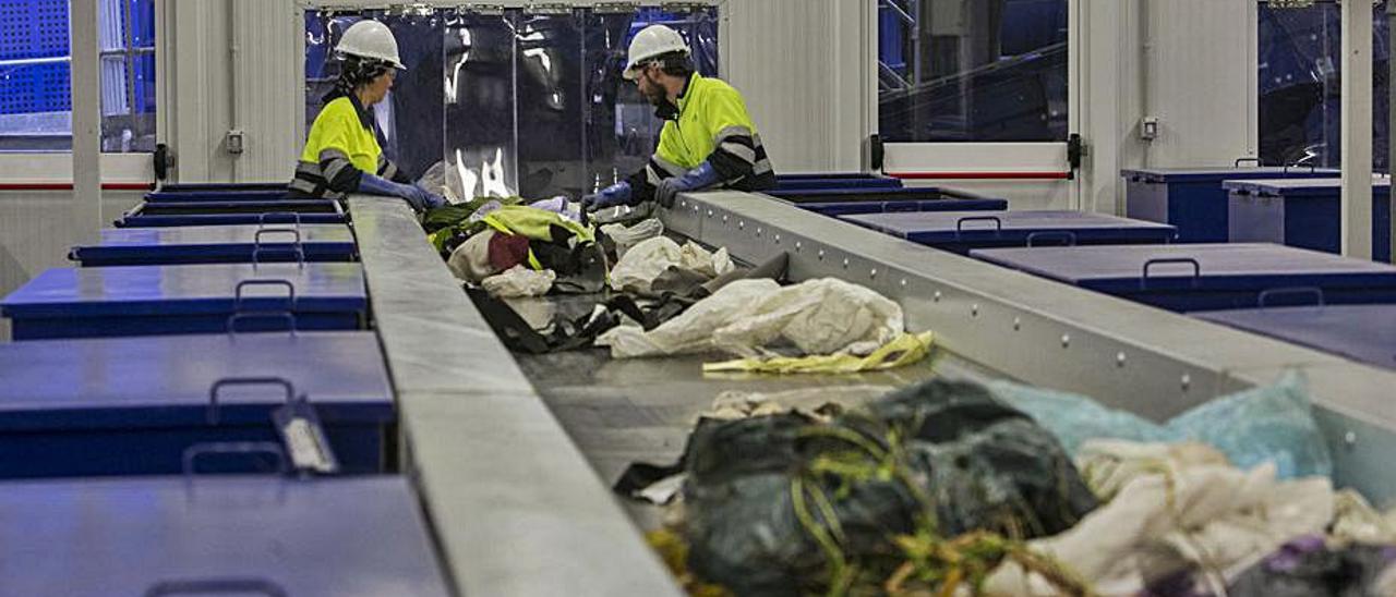 Separación de basuras en la planta de Els Cremats. | ANTONIO AMORÓS