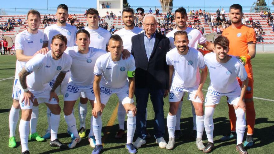 El once inicial del Molinense junto a Antonio Morenilla sobre el terreno de juego.  P.A.