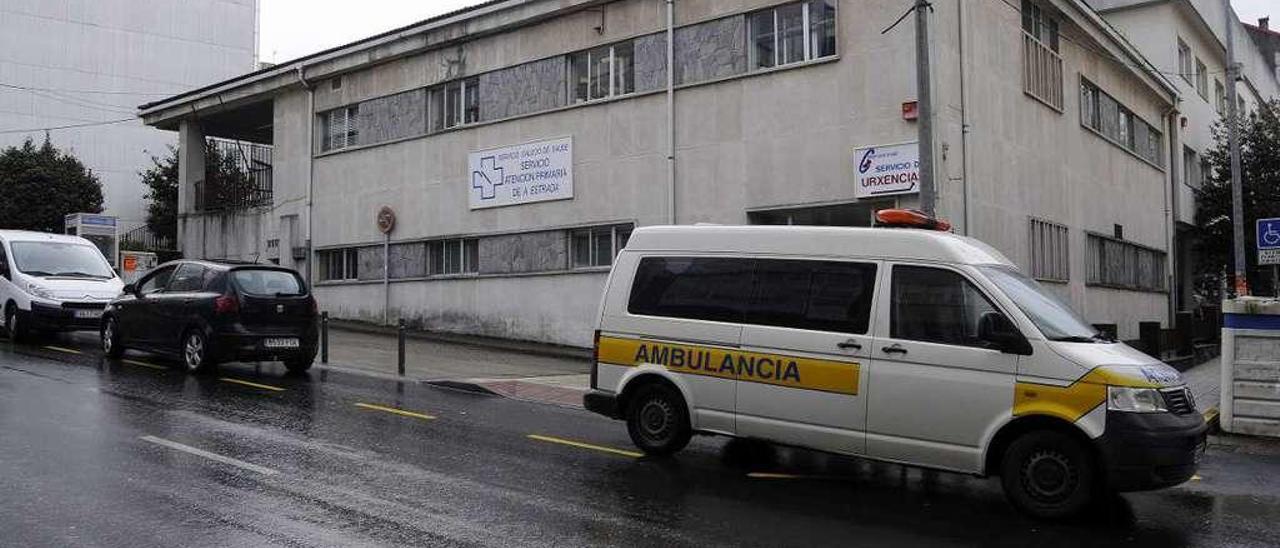 La falta de señalización de la zona de ambulancias motiva que la ocupen otros coches. // Bernabé / J. Lalín