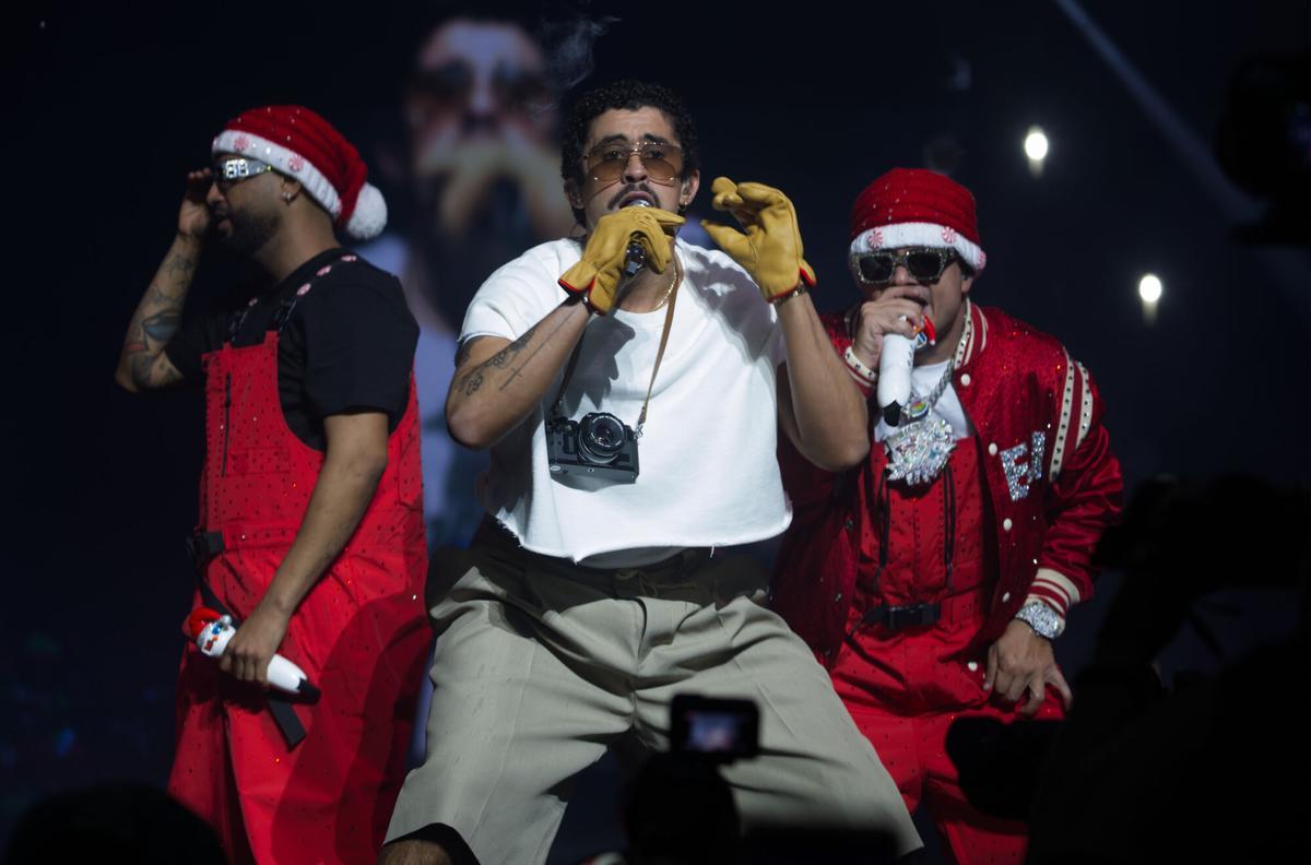 Bad Bunny (centro), durante un reciente concierto en San Juan.