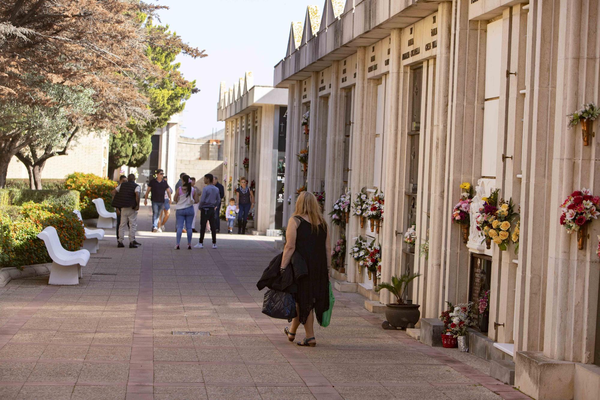 Día de Todos los Santos en el cementerio municipal de Alzira