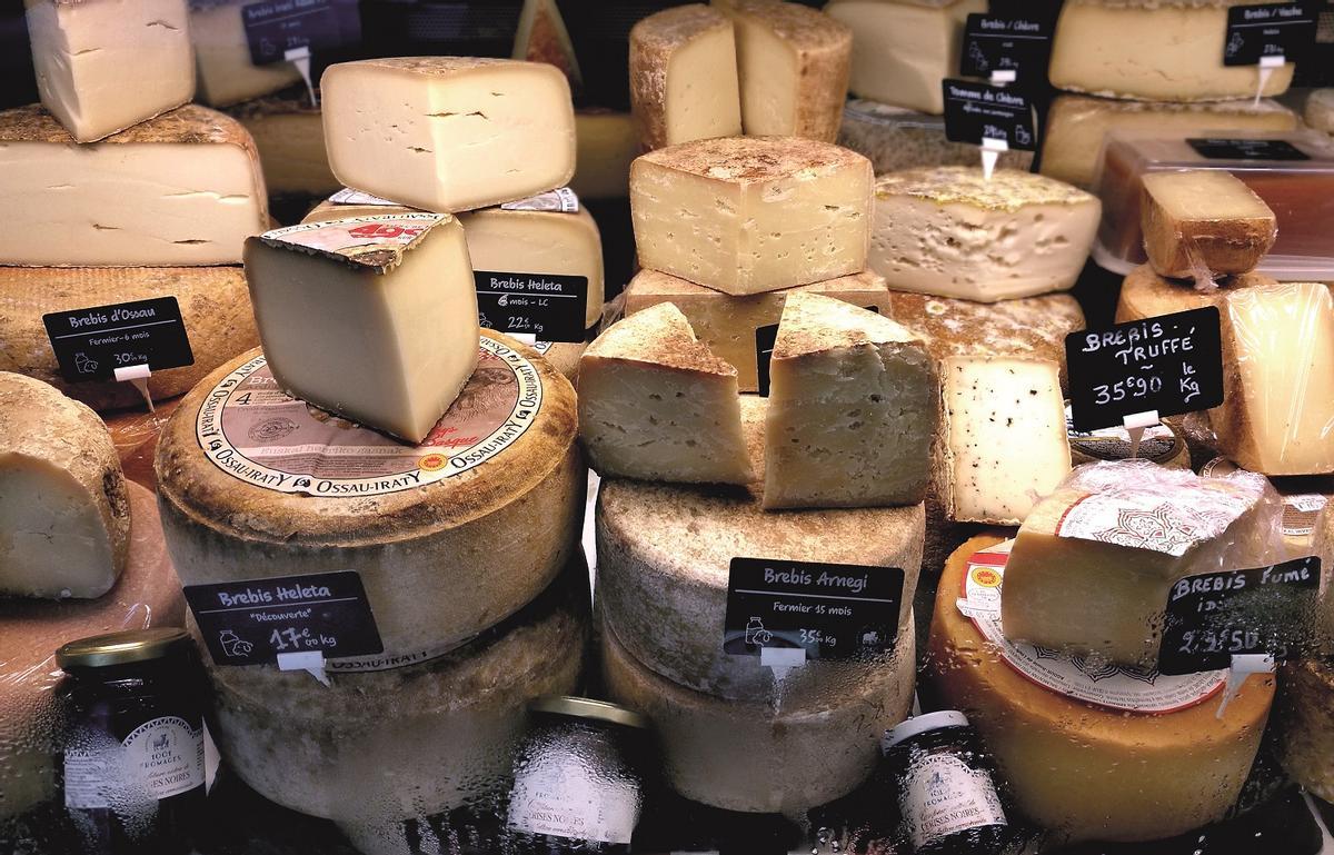 Quesos del País Vasco y Pirineos occidentales en una tienda de Les Halles, Biarritz.