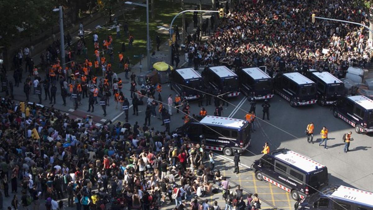 Indignados, furgonas de los Mossos y periodistas con chaleco naranja, a las puertas de la Ciutadella.