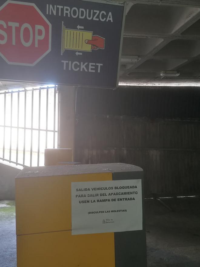 Un cartel advierte de que la salida del &#039;parking&#039; está bloqueada.