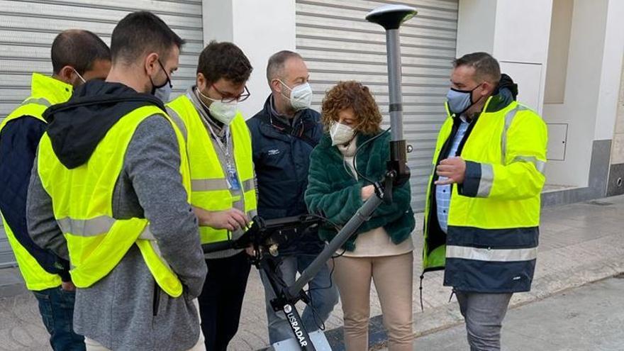 Técnicos y la edila Piquer, con el georadar