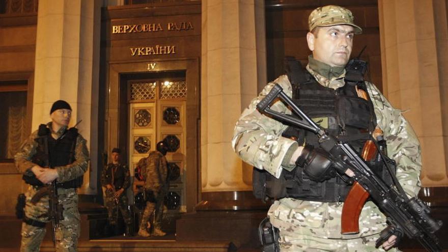 Soldados ucranianos asisten a una maniobra militar cerca del Parlamento en Kiev.