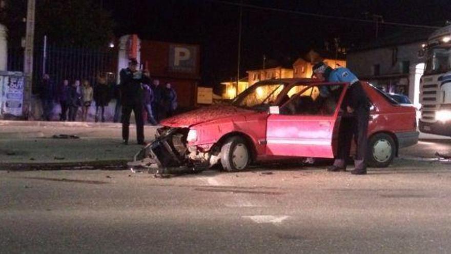 Coche accidentado en la rotonda de la N-122