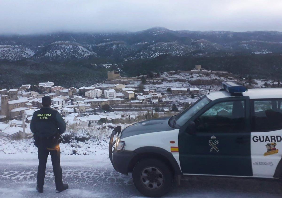 Un agente de la Guardia Civil de Teruel observa una nevada en una imagen de archivo.