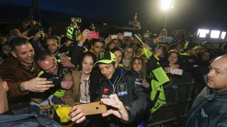 Rossi se hace un selfi con una aficionada ayer en el «pit-lane» del Circuit.