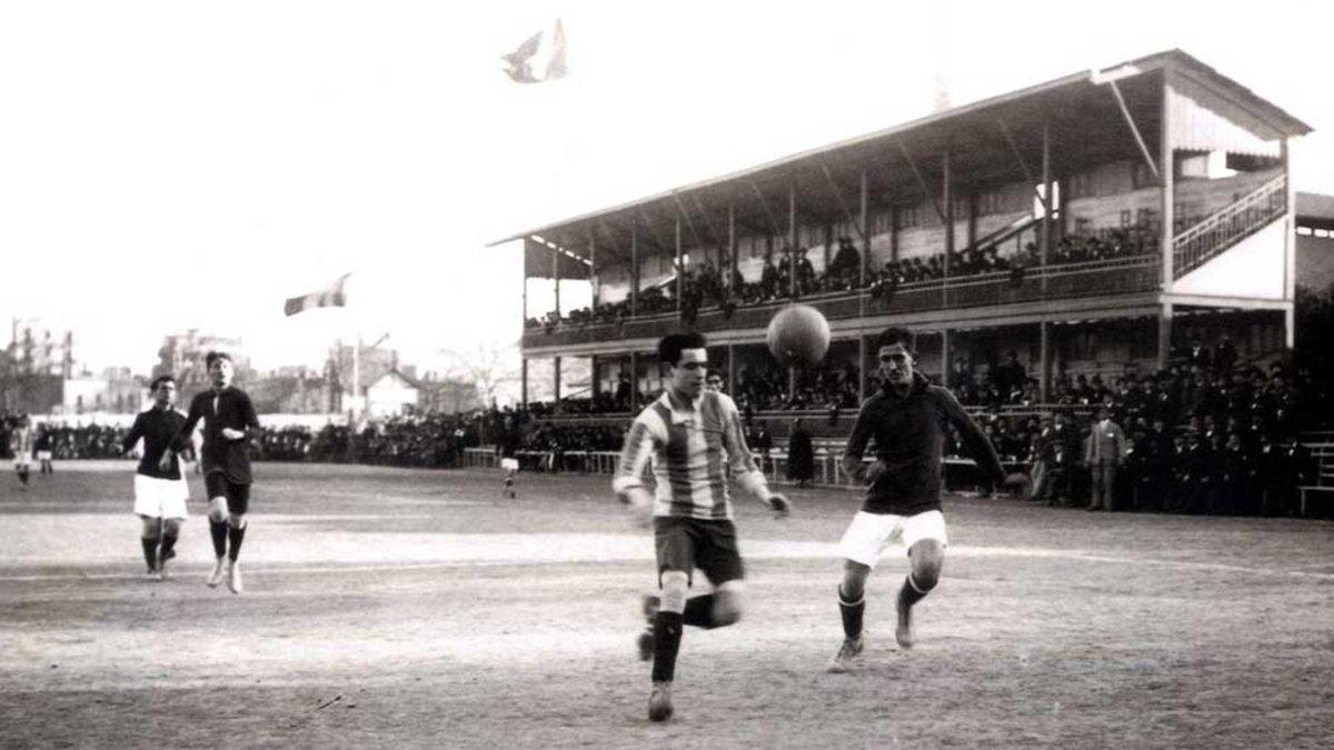 Una imagen del campo de la calle Industria, con la caracterísrica doble tribuna al fondo