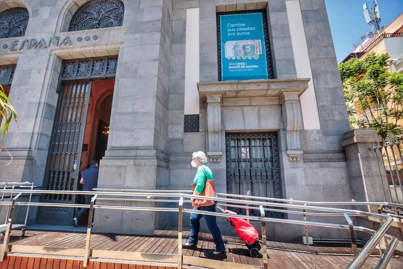 Colas en el Banco de España de Santa Cruz de Tenerife de gente cambiando las últimas pesetas