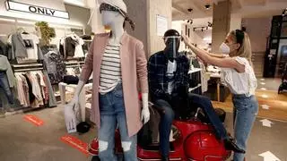 Moda sostenible como arma contra el consumismo de las rebajas: “Hay que dejar de comprar. Urgentemente”